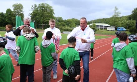 200 Kinder beim Radsporttag im Rather Waldstadion