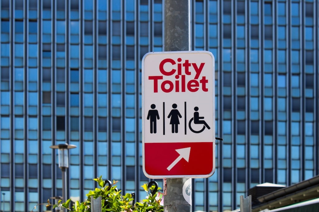 Ein Leitsystem weist die Menschen auf die öffentlichen Toilettenanlagen in der Stadt hin - wie hier am Kirchplatz © Landeshauptstadt Düsseldorf/Amt für Gebäudemanagement
