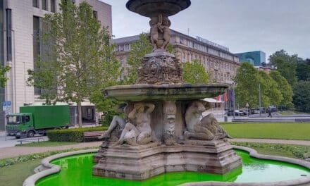 Grüne Brunnen, klare Botschaft: Klimaprotest mitten in Düsseldorf