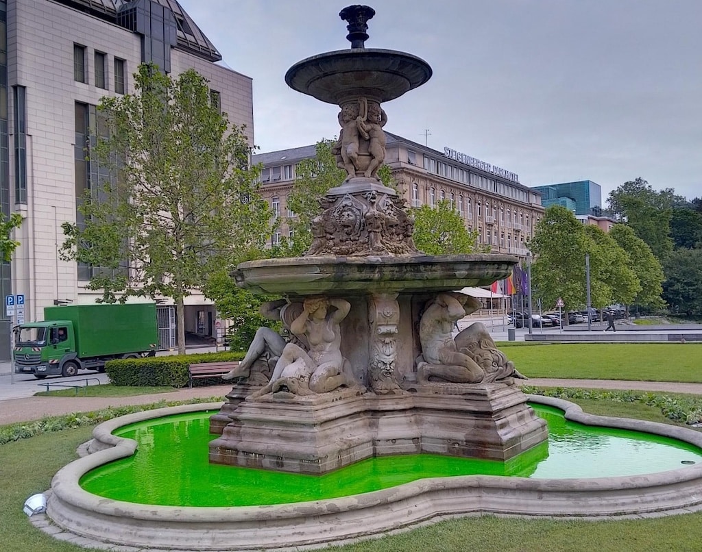 Das Wasser im Brunnen uf dem Corneliusplatz ist grün gefährbt. © Extinction Rebellion Deutschland