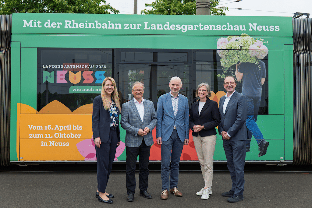Annette Grabbe, Vorständin der Rheinbahn, Reiner Breuer, Bürgermeister der Stadt Neuss sowie die Geschäftsführung der Landesgartenschau Neuss 2026 Dr. Matthias Welpmann, Annette Nothnagel und Christoph Hölters freuen sich über die gestaltete Bahn.Annette Grabbe, Vorständin der Rheinbahn, Reiner Breuer, Bürgermeister der Stadt Neuss sowie die Geschäftsführung der Landesgartenschau Neuss 2026 Dr. Matthias Welpmann, Annette Nothnagel und Christoph Hölters freuen sich über die gestaltete Bahn. © Rheinbahn Düsseldorf