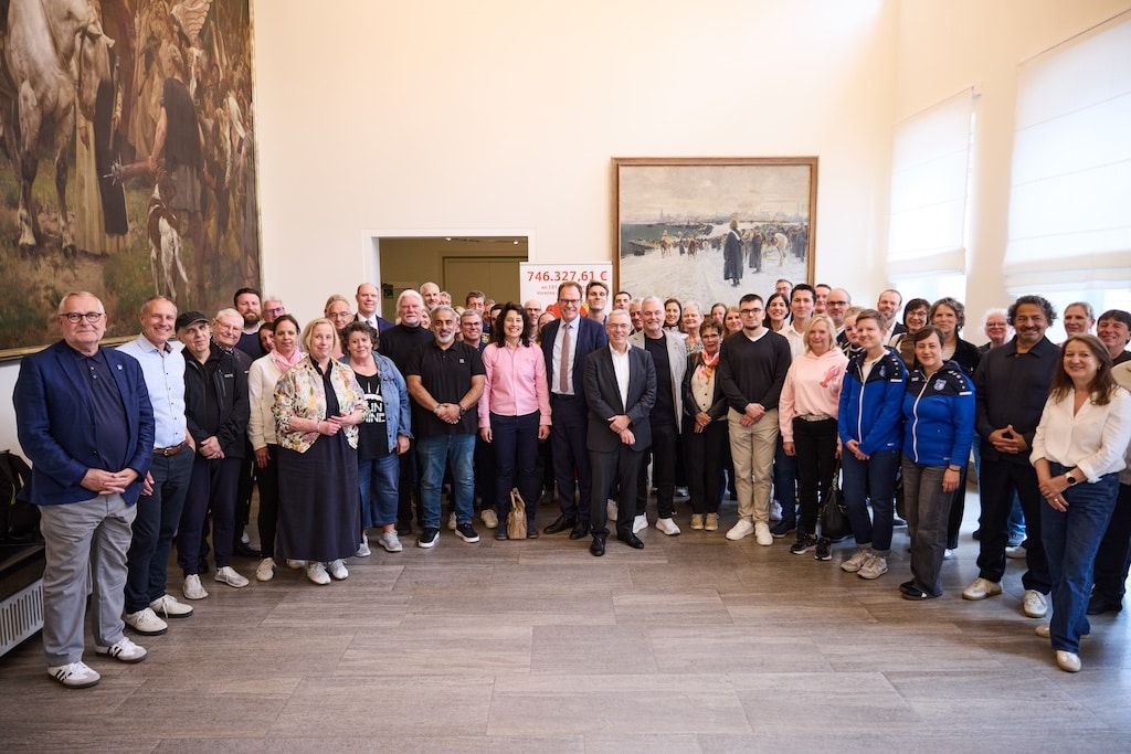 Verleihung im Düsseldorfer Rathaus zusammen mit Oberbürgermeister Dr. Stephan Keller und Dr. Stefan Dahm, Vorstandsvorsitzender der Stadtsparkasse. © Stadt Düsseldorf