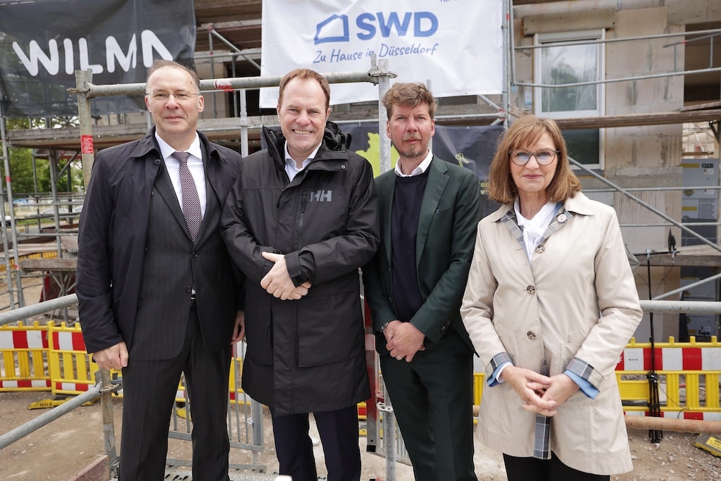 v.l. Michael Nagel (Geschäftsführer von WILMA Immobilien), Dr. Stephan Keller (Oberbürgermeister Landeshauptstadt Düsseldorf), Klaus Feldhaus (Geschäftsführer SWD) und Dr. Eva-Maria Illigen-Günther (Geschäftsführerin SWD); © SWD, Fotograf David Young