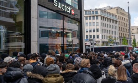 Camping für 385 Euro: Düsseldorfer belagern Swatch-Store am Schadowplatz