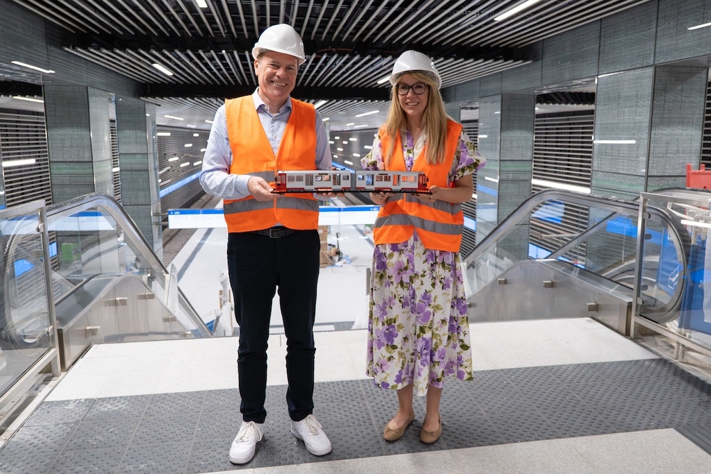 Bei einem gemeinsamen Vor-Ort-Termin haben sich Oberbürgermeister Dr. Stephan Keller und Rheinbahn-Vorständin Annette Grabbe über den aktuellen Stand beim Bau des 1. Abschnitts der U80/U81 informiert. Beide zeigten sich beeindruckt von der erfolgreichen Umsetzung des Bauabschnitts und der Leistung aller beteiligten Mitarbeitenden sowie der ausführenden Unternehmen. ©     Landeshauptstadt Düsseldorf/Amt für Kommunikation