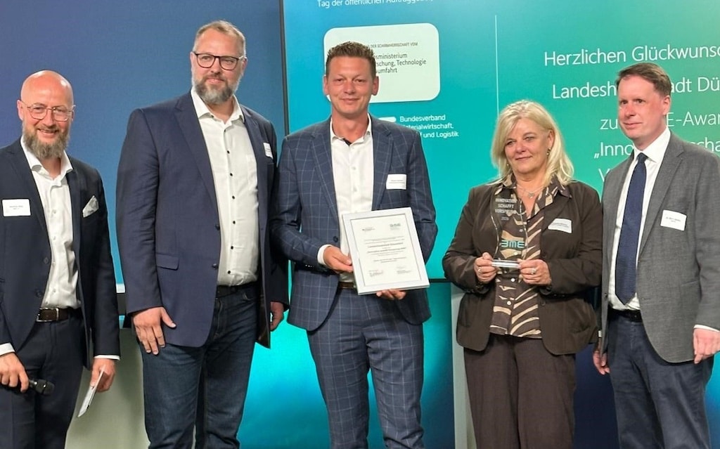 Bei der Preisverleihung in Berlin (von links): Matthias Berg, Leiter KOINNO, Andreas Sarasa, Leiter des Amtes für Zentrale Dienste, Pascal Schmitt und Angelika Behrens, Amt für Zentrale Dienste, sowie Dr. Björn Beutler, Bundesministerium für Forschung, Technologie und Raumfahrt. © Landeshauptstadt Düsseldorf