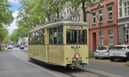 Oldie-Tram feiert Geburtstag: Triebwagen 379 rollt wieder durch Düsseldorf