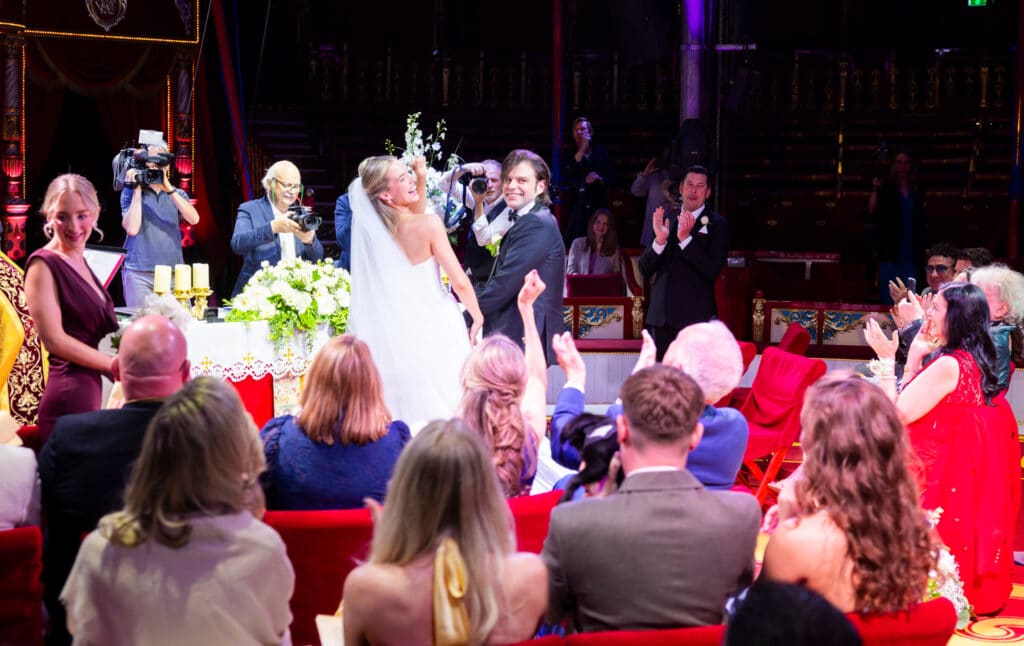 Hochzeit Renée und Adrian Paul-Roncalli Konfettiregen und Freudentränen: Adrian Paul heiratet seine große Liebe Renée. © Roncalli