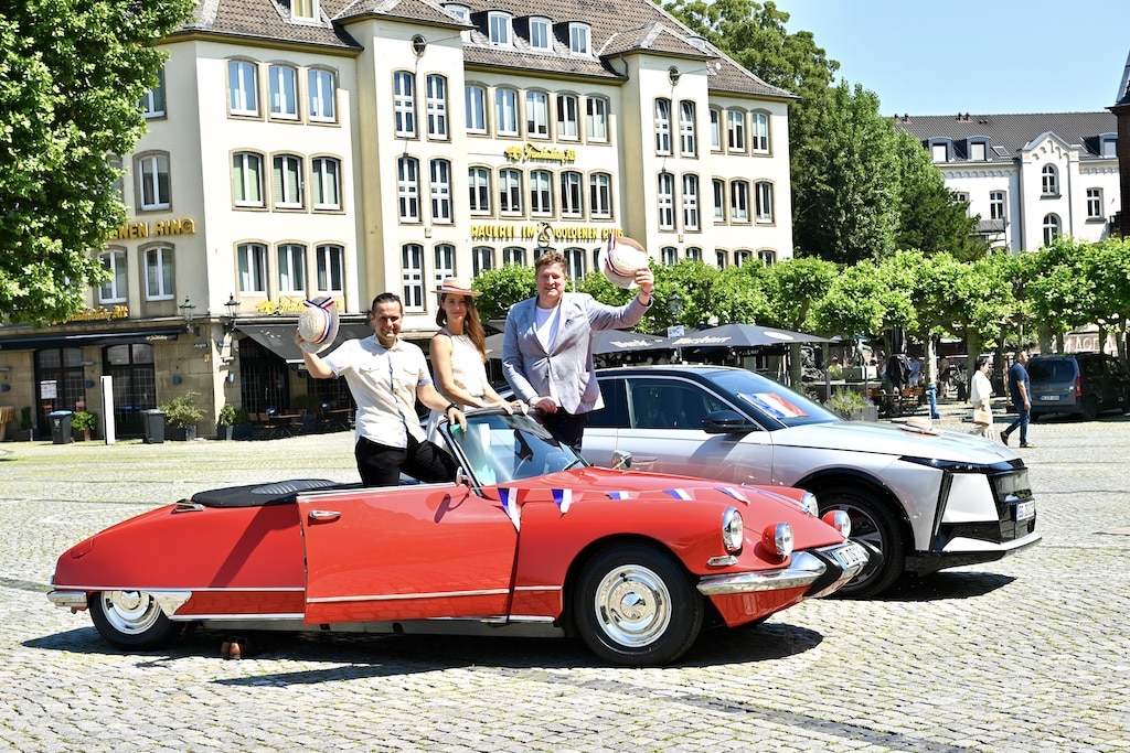 Tradition trifft Moderne – Das vollelektrische Spitzenmodell DS N°8, das die Tour anführt, und ein historisches DS-Cabrio, Baujahr 1967, nehmen an der diesjährigen Ausfahrt teil. Auf dem Foto vlnr.: Mika Hahn, Automobilexperte, Center Manager der Classic Remise Düsseldorf; Dorothea Knell, Head of PR Stellantis Premium Brands Germany und Thomas Kötter, Geschäftsführer des Tour-Veranstalters Destination Düsseldorf © Lokalbüro