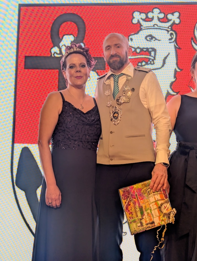Von der Bühne grüßen Sabrina und Christian Krüger als Königspaar der Kaiserswerther St. Sebastianer © Sabrina Krüger Von der Bühne grüßen Sabrina und Christian Krüger als Königspaar der Kaiserswerther St. Sebastianer © Sabrina Krüger