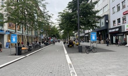 Neue Schilder auf der Schadowstraße – Stadt versucht es erneut