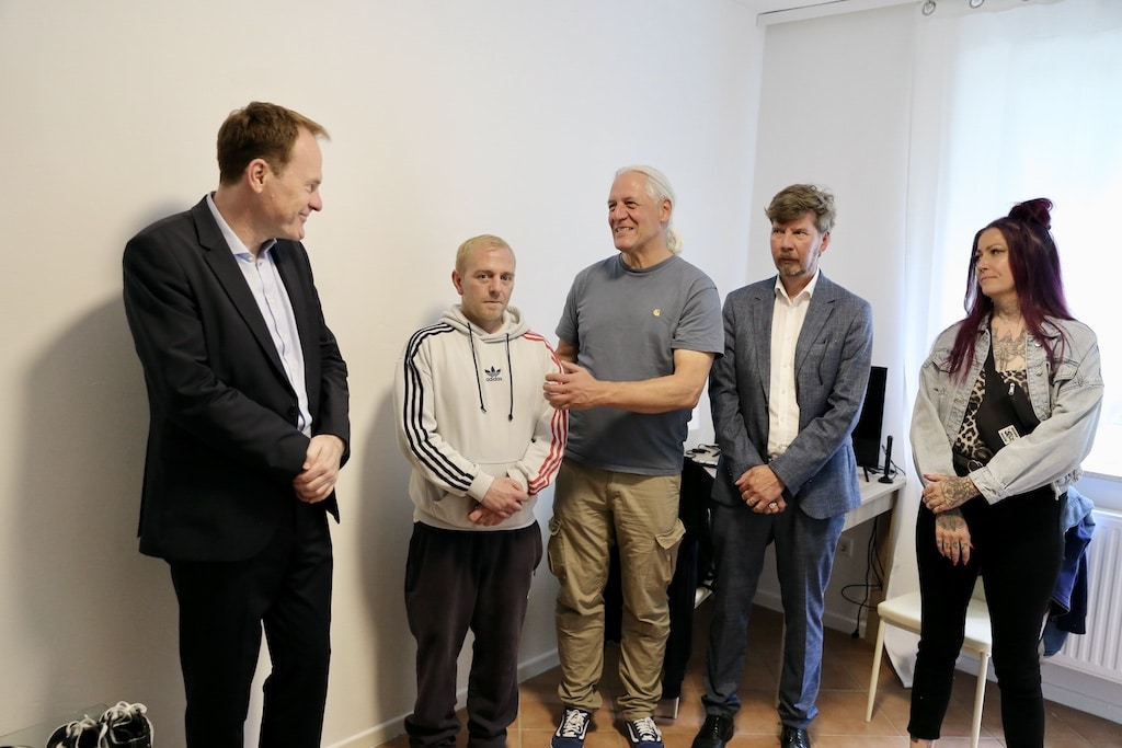 Oberbürgermeistr Dr. Stephan Keller (l.) besuchte Thomas D. (2.v.l.) in seiner durch das Projekt "Housing First" vermittelten neuen Wohnung. Mit dabei: Alena Hansen (Housing First e.V./fiftyfifty, Klaus Feldhaus (SWD), und Oliver Ongaro (Housing First e.v./fiftyfifty, v.r.) © Landeshauptstadt Düsseldorf/Ingo Lammert