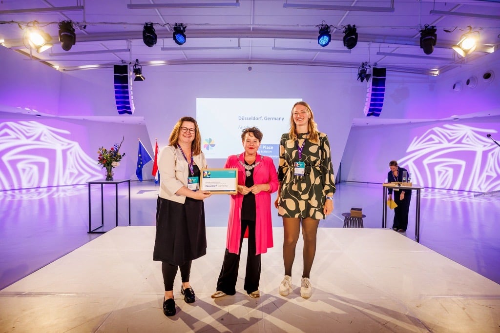 Bei der Preisverleihung der Eurocities Awards 2026 (v.l.): Jessica Breitkopf, Leiterin des Büros für Internationale und Europäische Angelegenheiten, Bürgermeisterin von Utrecht, Sharon Dijksma, und Clarissa Loch, stellvertretende Sachgebietsleitung Beratung und Hilfen für Obdachlose im Amt für Migration und Integration. ©     Eurocities