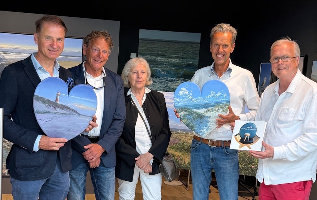 v. l. n. r.: Künstler Stefan Dobritz – Bürgermeister Ronald Benck – UNICEF-Sylt-Chefin Edeltraud Maurus – Künstler Peter Witt – Heribert Klein
