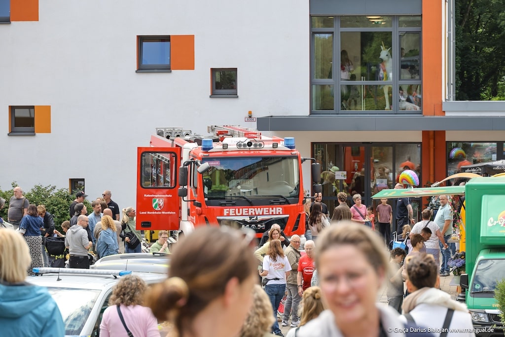 Eingang des Kinder- und Jugendhospizes Regenbogenland mit Feuerwehrfahrzeug zum großen Sommerfest. © Darius Graça Bialojan