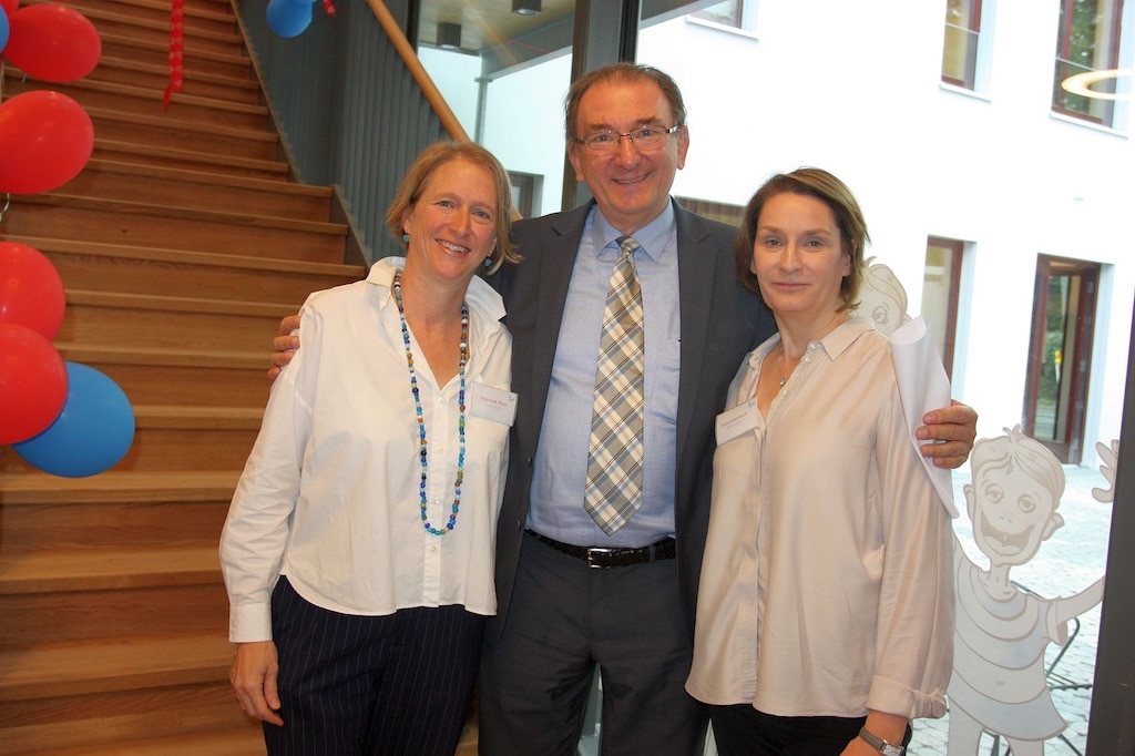 Johannes Horn (Mitte) bei der Eröffnung mit Stephanie Zinkler-Maus und Katja Kaltenbach © Gabriele Schreckenberg