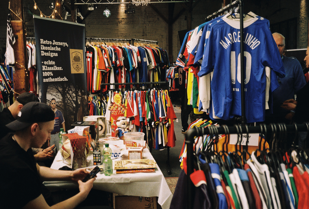 Blick auf eine vergangene Ausgabe der Vintage Fußball Börse in Neuss. Bei der Düsseldorf-Premiere in der KÖ Galerie erwarten die Besucherinnen und Besucher rund 1.300 Trikots © Vintage Fußball Börse
