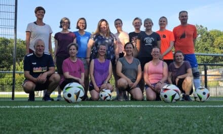 Frauen spielen laufend Fußball