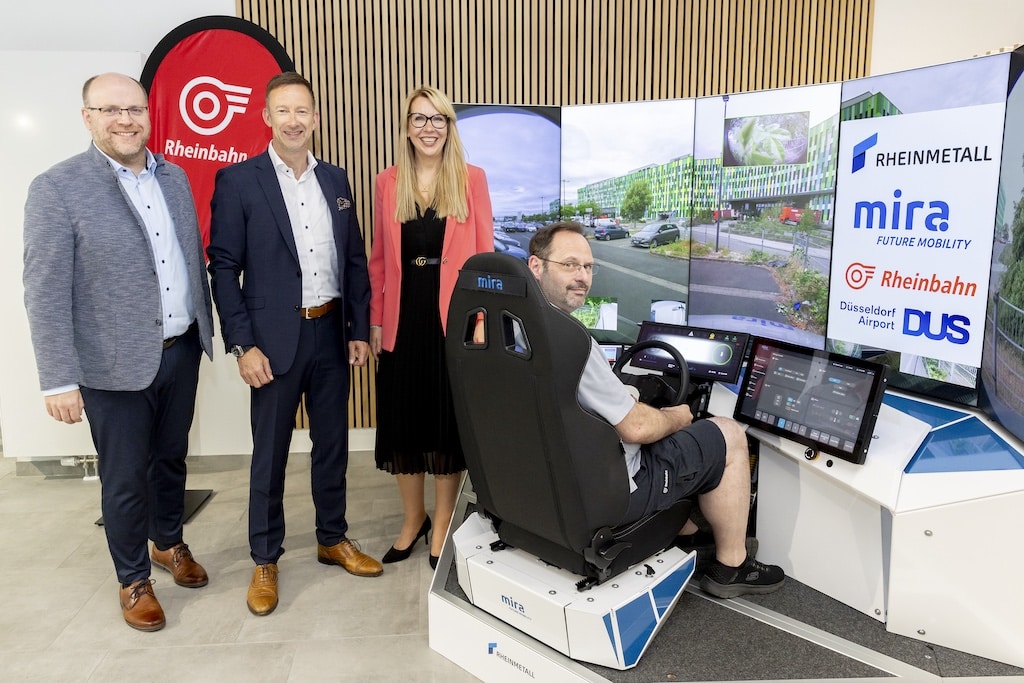 Win Neidlinger, Geschäftsführer der MIRA GmbH, Lars Redeligx, Vorsitzender der Geschäftsführung des Flughafens Düsseldorf und Annette Grabbe, Vorständin der Rheinbahn, freuen sich mit Rheinbahn-Fahrer Stephan Reisch über den Start des Testbetriebs am Flughafen.