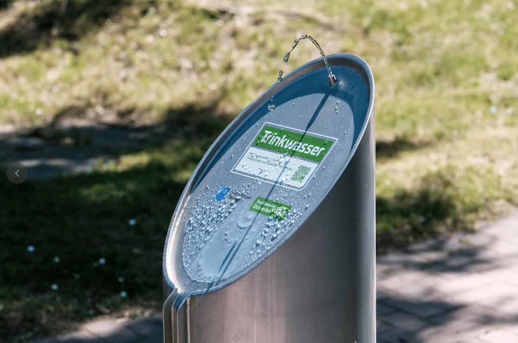 An allen Trinkbrunnen können sich Bürgerinnen und Bürger von Frühjahr bis Herbst kostenlos mit Düsseldorfer Trinkwasser versorgen, entweder für einen kühlen Schluck direkt vor Ort oder zum Befüllen mitgebrachter Trinkflaschen. © Landeshauptstadt Düsseldorf