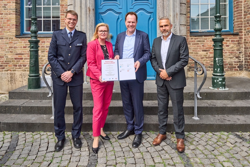 Oberbürgermeister Dr. Stephan Keller (2.v.r.), Polizeipräsidentin Miriam Brauns, Dr. Lukas Raabe, stellvertretender Leiter der Bundespolizeiinspektion Düsseldorf (l.), sowie Henryck Fiedler, Leiter DB Sicherheit Nordrhein-Westfalen © Stadt Düsseldorf/Claus Langer