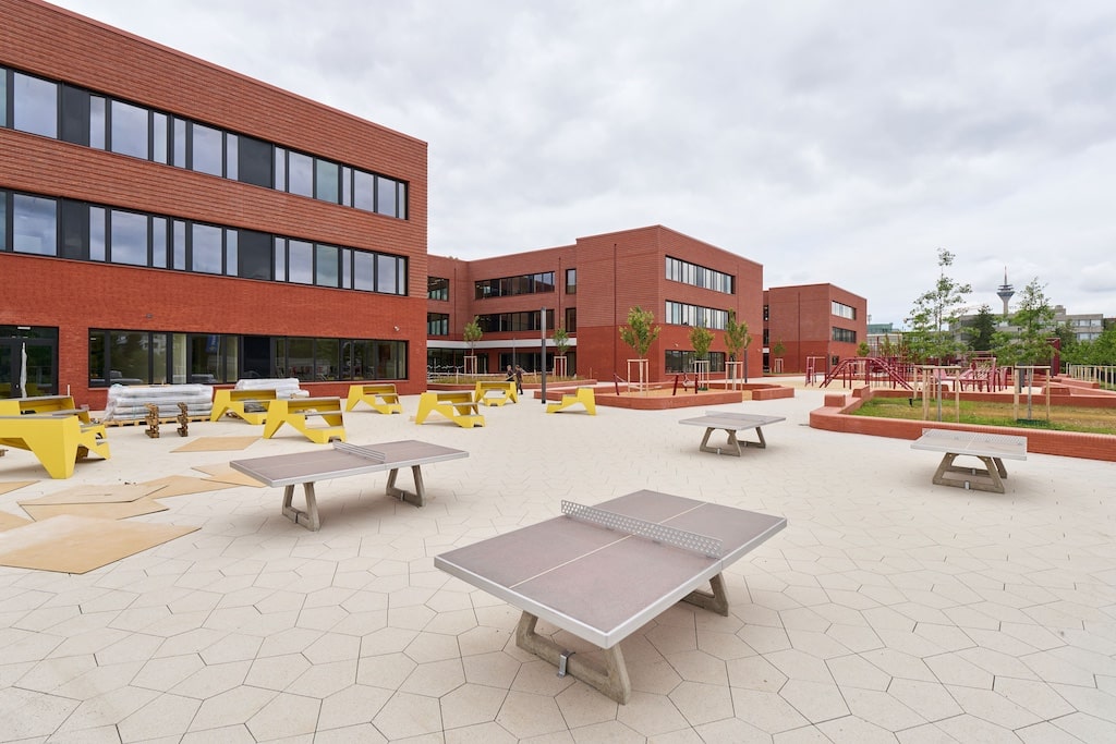 Bei der jährlichen Schulbautour gab es EInblicke in aktuelle Bauvorhaben wie hier am Neubau des Luisen-Gymnasiums an der Völklinger Straße © Landeshauptstadt Düsseldorf/Claus Langer