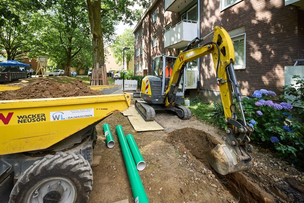 Die Landeshauptstadt Düsseldorf setzt in Garath ein weiteres Zeichen für Klimaschutz und Klimaanpassung: Seit dem 1. Juni 2026 führt der Stadtentwässerungsbetrieb Düsseldorf (SEBD) in Zusammenarbeit mit dem Amt für Verkehrsmanagement und dem Garten-, Friedhofs- und Forstamt ein Projekt zur Sammlung, Gewinnung und Nutzung von Niederschlagswasser an der Wilhelm-Kreis-Straße durch. Die Bauarbeiten sollen im September 2027 abgeschlossen sein. © Stadt Düsseldorf/Claus Langer