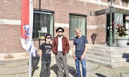 Wenn die Rathausfahne plötzlich Punk trägt: Toten Hosen feiern Heimspiel-Wochenende