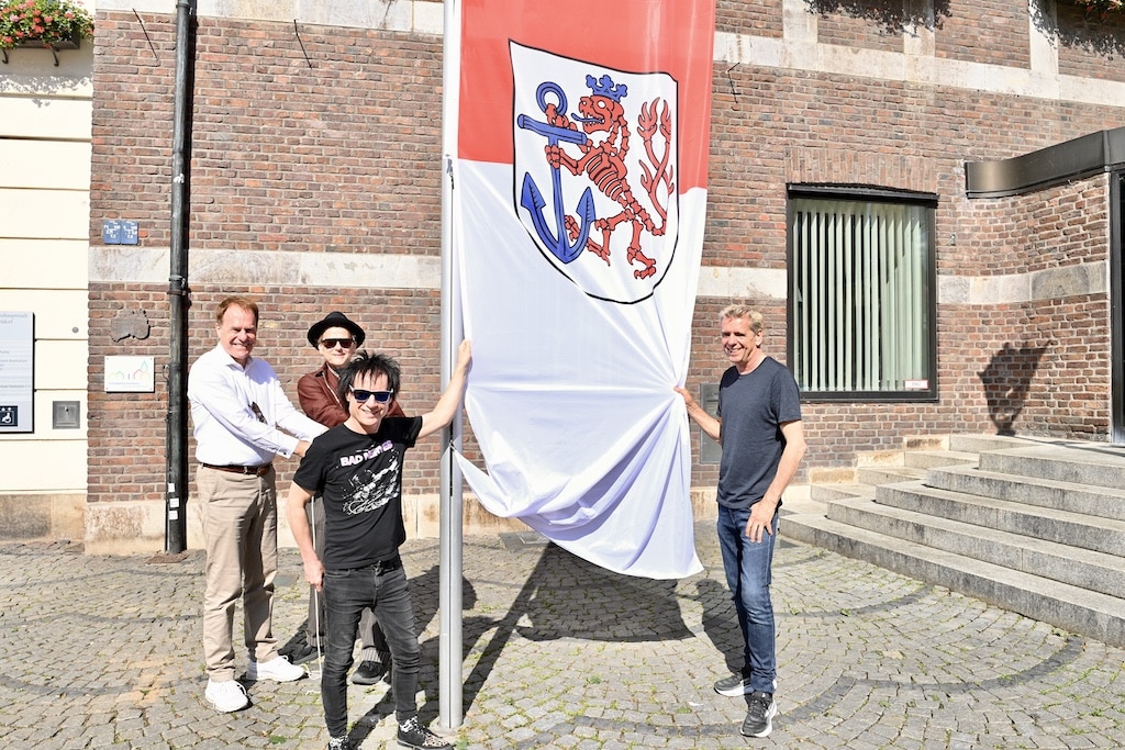 Oberbürgermeister Dr. Stephan Keller mit Wenn die Rathausfahne plötzlich Punk trägt: Toten Hosen feiern Heimspiel-Wochenende © Lokalbüro