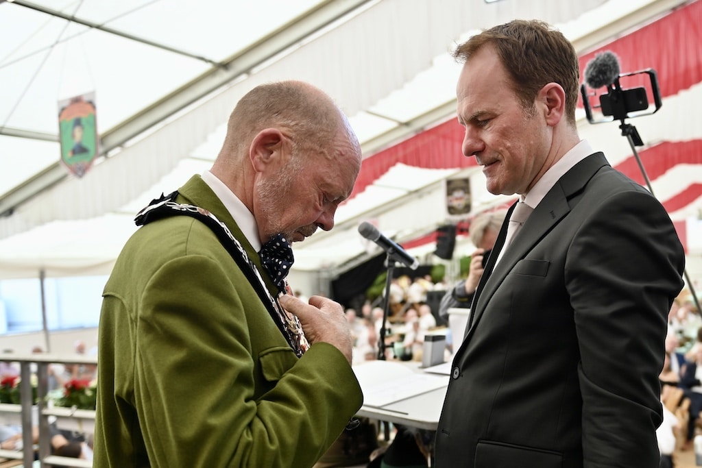Oberbürgermeister Dr. Stephan Keller übergibt die neue Amtskette © Lokalbüro