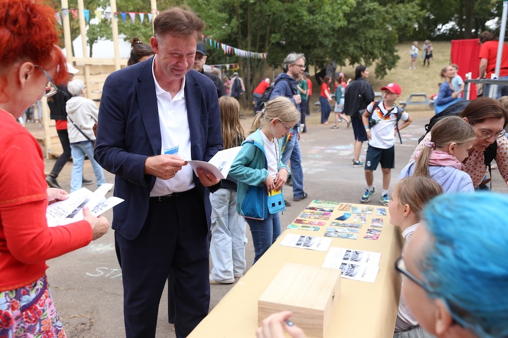 Stadtdirektor Burkhard Hintzsche nutzte die Gelegenheit bei der Markteröffnung und kaufte eine Ausgabe der „Düsselnews“. © Landeshauptstadt Düsseldorf/Ingo Lammert
