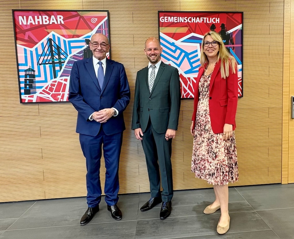 Rheinbahn stärkt operatives Kerngeschäft: Christian Finke wird COO  V.l.n.r.: Rolf Tups, Vorsitzender des Aufsichtsrats, und die Vorstandsvorsitzende Annette Grabbe gratulieren dem frisch gewählten Chief Operating Officer (COO) Christian Finke. © Rheinbahn