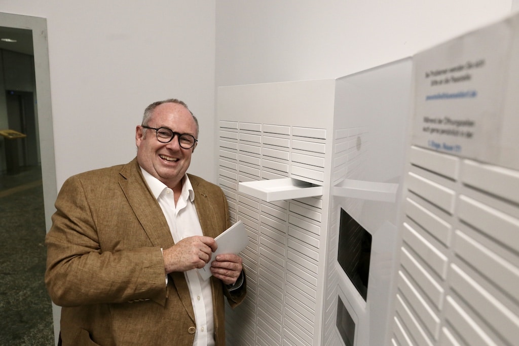 Olaf Wagner, Beigeordneter für den Bürgerservice, an der Ausgabebox für Personalausweise und Reisepässe im Dienstleistungszentrum am Hauptbahnhof - durch einen neuen separat zugänglichen Ausgaberaum können Dokumente hier ab sofort an 365 Tagen im Jahr, 24 Stunden am Tag abgeholt werden © Landeshauptstadt Düsseldorf/Ingo Lammert