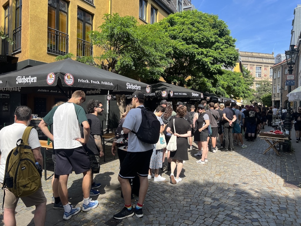 Vor dem Konzert im Open-Air-Park zog der offizielle Fan-Shop von System of a Down zahlreiche Besucher aus dem In- und Ausland an. © Lokalbüro