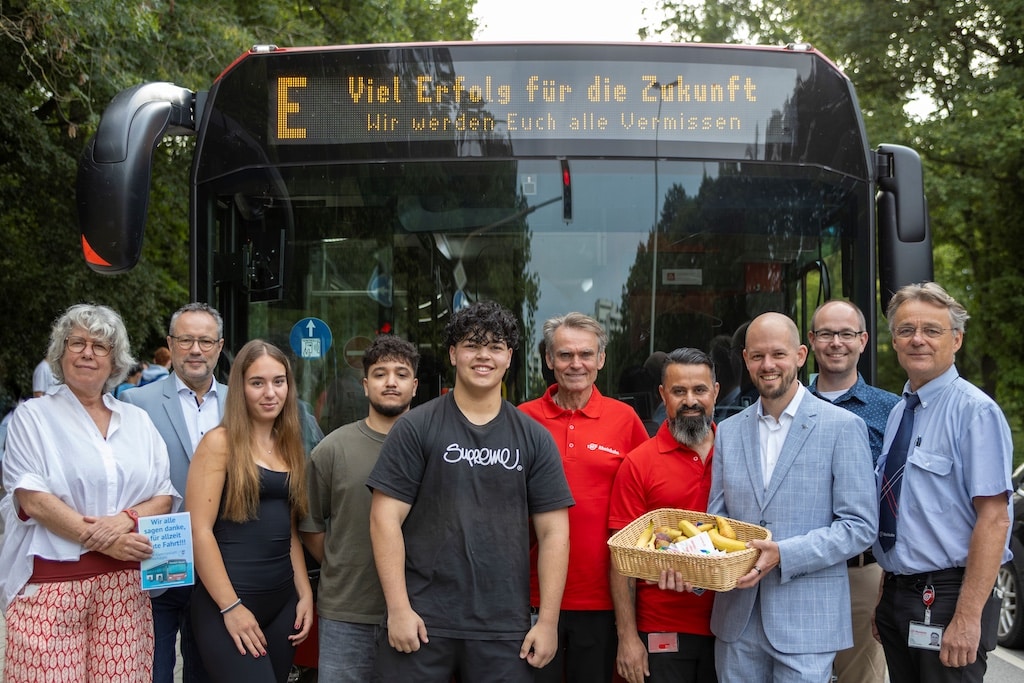 Letzte Touren aus Erkrath: (von links) Alexandra Flaig (Leiterin Gymnasium Hochdahl), Michael Pfleging (Schuldezernent), Laura Bundschuh, Imran Hajjam, Can Gündogan (Gymnasium Hochdahl), Detlev Andres, Aziz Al Wakeel (Rheinbahn-Fahrer), Christian Finke (Bereichsleiter Betrieb Rheinbahn), Patrick Thoma (Abteilungsleiter Verkehr Rheinbahn) und Matthias Winkel (Rheinbahn-Betriebshofleiter Tiefenbroich). Foto: Rheinbahn