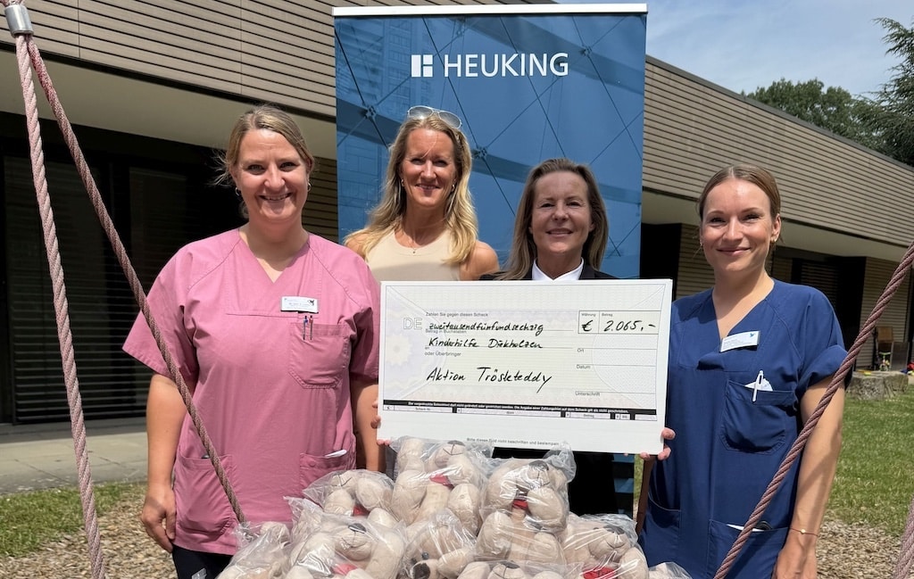 (vl): Dr. med Daniela Lubitz, Oberärztin an der Klinik für Kinderheilkunde, Sabrina Ziss, Kinderhilfe Diekholzen, Manuela Kaufhold, Kanzlei Heuking Düsseldorf, Vanessa Pleunis, Abteilungsleiterin Pflege Kinderstation und 100 neue Teddys © Kinderhilfe Diekholzen