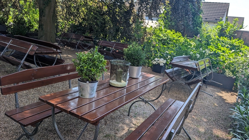 Die Rotbuche an der Anger sorgt für ein laues Sommerlüftchen in der Bier- und Weinstube Peters © Gabriele Schreckenberg