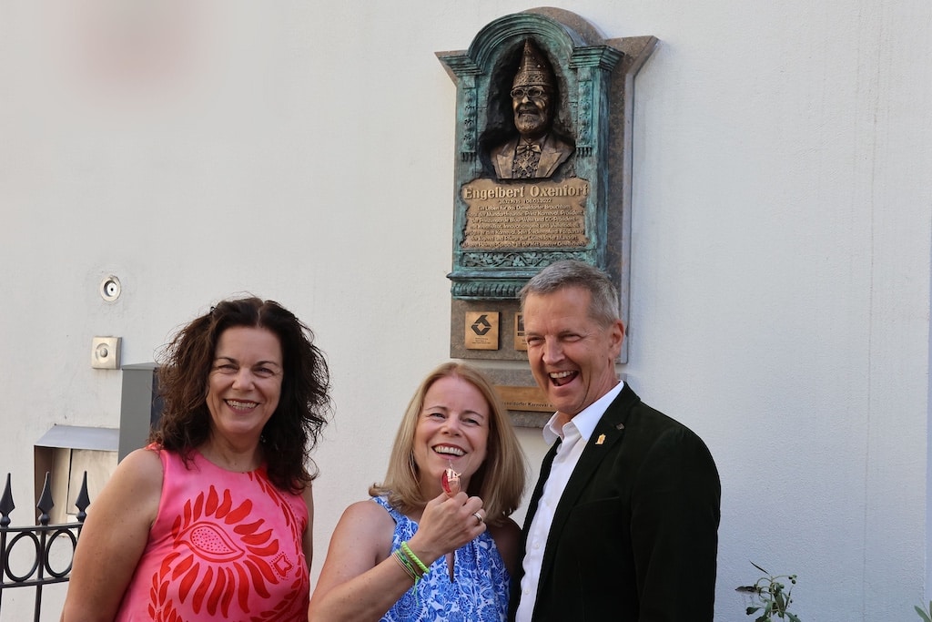 Christiane (v.I.) und Barbara Oxenfort sowie Bürgermeister Josef Hinkel bei der Enthüllung der Engelbert-Oxenfort-Plakette