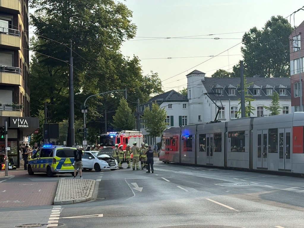 Schwerer Unfall auf der Grafenberger Allee (Höhe Kreuzung Schlüterstr/Simrockstr)© Paul Küchler