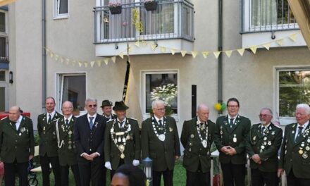 46 Jahre treue Begleitung: Schützen aus Bilk feiern mit Bewohnern des Hubertusstifts ihr Sommerfest