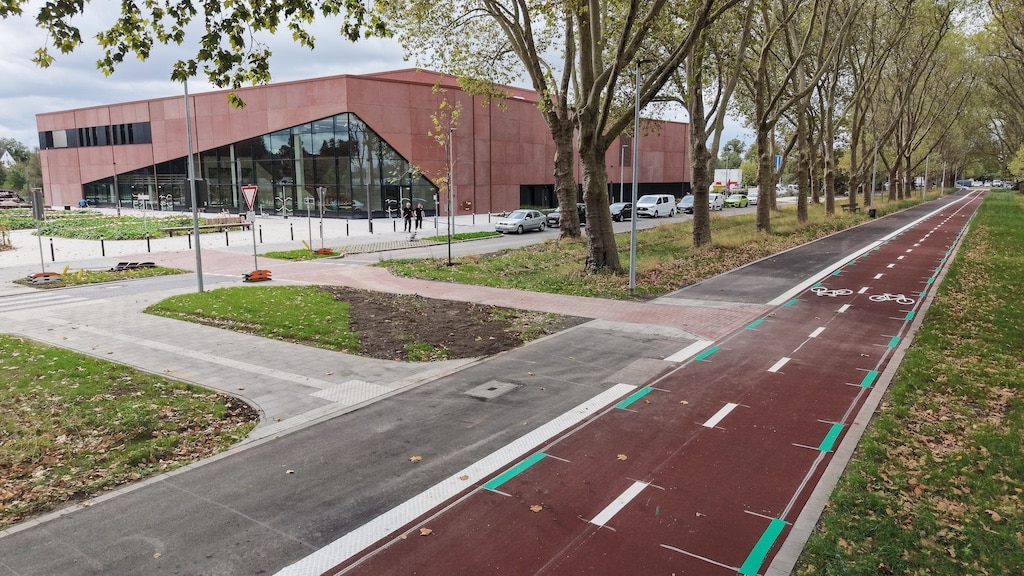 Der Abschnitt der Radleitroute 1 entlang des neuen Standortes des Luisen-Gymnasiums ist pünktlich zum Schuljahresbeginn fertiggestellt und ermöglicht  den 1.000 Schülerinnen und Schülern ein komfortables und sicheres Erreichen mit dem © Landeshauptstadt Düsseldorf/ David Young