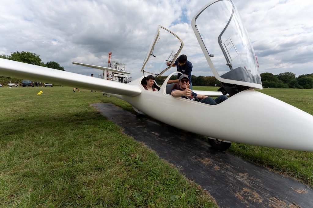 Startklar für den Rundflug: Zwei Passagiere nehmen im Segelflugzeug Platz, bevor es über die Wolfsaap in die Luft geht. © LB / Olaf Oidtmann Startklar für den Rundflug: Zwei Passagiere nehmen im Segelflugzeug Platz, bevor es über die Wolfsaap in die Luft geht. © LB / Olaf Oidtmann