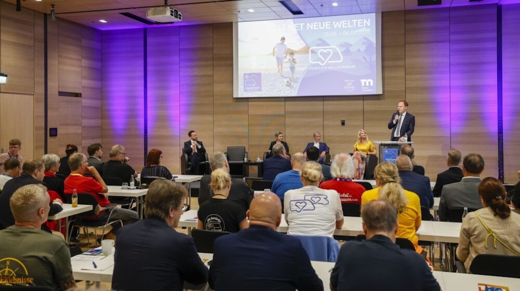 Staatssekretärin Dr. Claudia Stutz, Bundesministerium für Verkehr, Dr. Stephan Keller, Oberbürgermeister der Landeshauptstadt Düsseldorf, Dr. Holger Siebert, Vize-Präsident (CIVD) und Marius Berlemann, Geschäftsführer Messe Düsseldorf sprachen anlässlich des Media Openings des CARAVAN SALON 2026  © Messe Düsseldorf