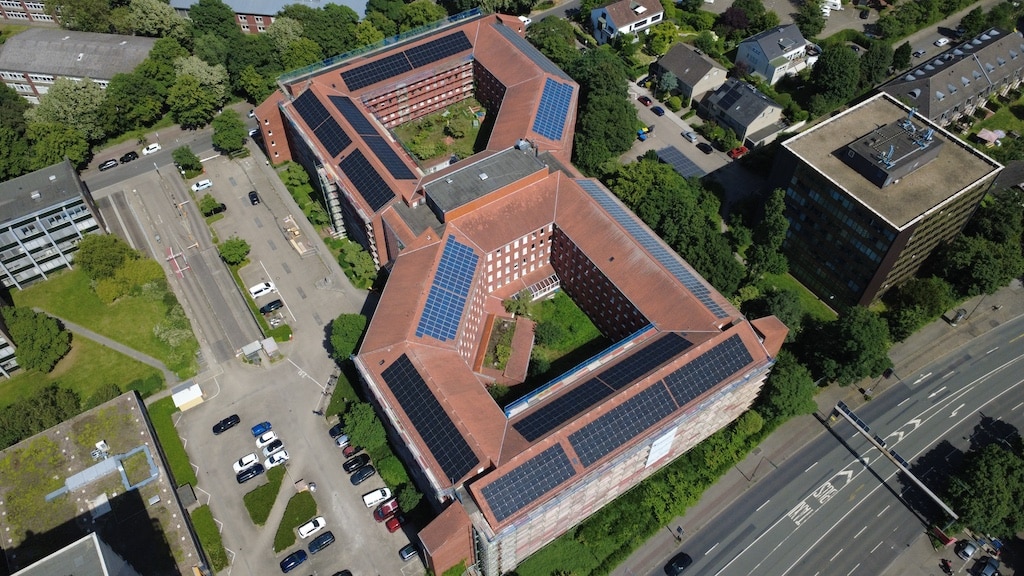 Im August 2026 konnte die neue PV-Anlage mit 666 Modulen und 306 Kilowattpeak auf den Dächern des Technisches Rathauses, Brinckmannstraße 5, in Betrieb genommen werden. © Landeshauptstadt Düsseldorf/Amt für Gebäudemanagement