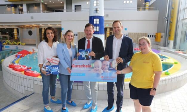 Bädergesellschaft schenkt Düsseldorfer Familien 5.000 Gutscheine fürs Babyschwimmen
