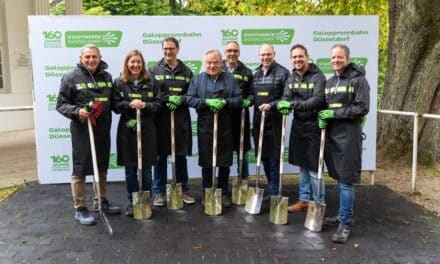 160 Jahre Stadtwerke Düsseldorf: Nassgeregnet und trotzdem 16 Bäume gepflanzt