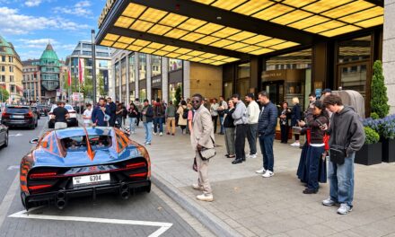 Fünf Millionen Euro auf der Kö: Dieser Bugatti löste vor dem Breidenbacher Hof einen Carspotter-Auflauf aus
