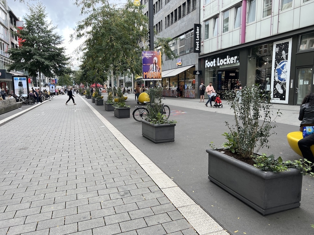 Jezt weitere 25 Pflanzenkübel © Lokalbüro