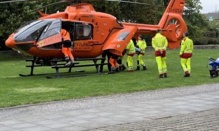 Großbrand in Autohaus am Höherweg – eine Person schwer verletzt