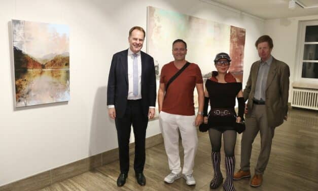 Ausstellung im Rathaus: Jiny Lan und Dieter Nuhr zeigen “Foundations of Düsseldorf”